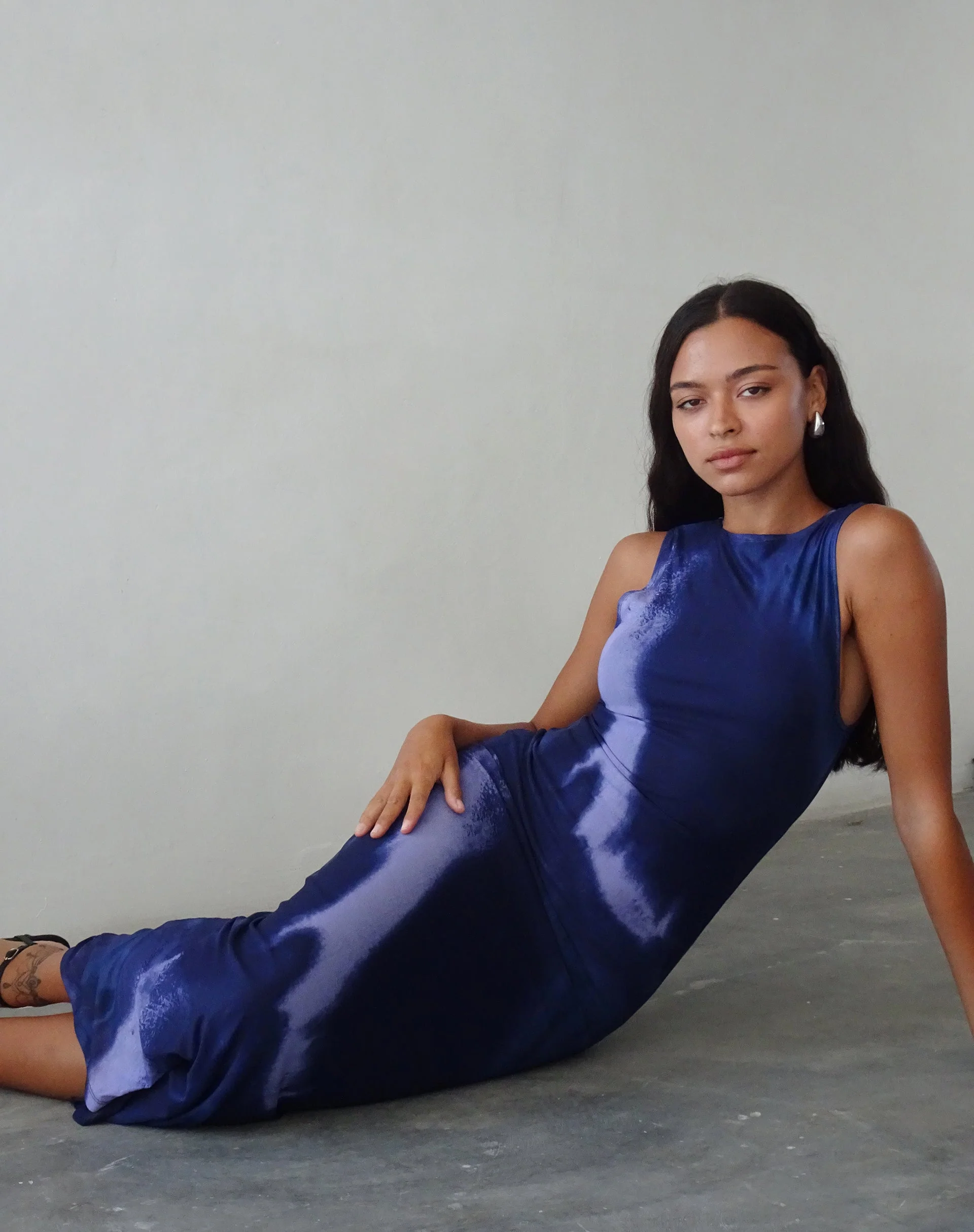 Fayola Printed Maxi Dress in Watercolour Navy - Image 2
