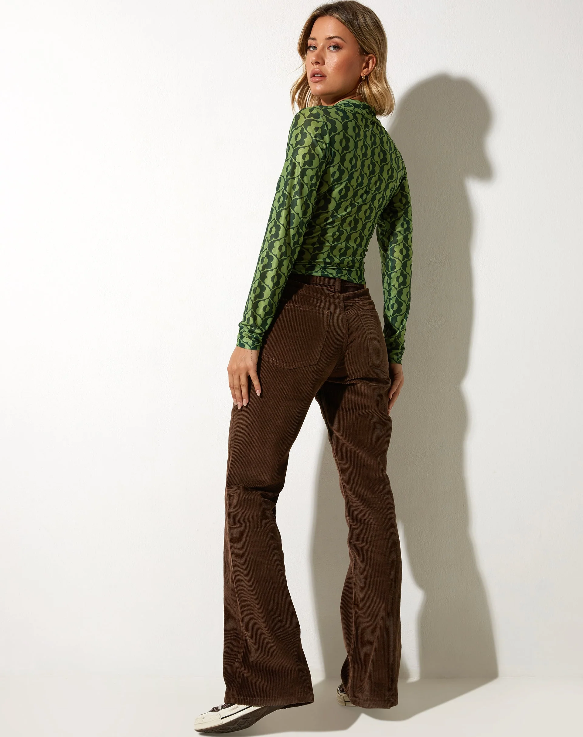 Kelly Cropped Shirt in Wavy Daisy Green - Image 7