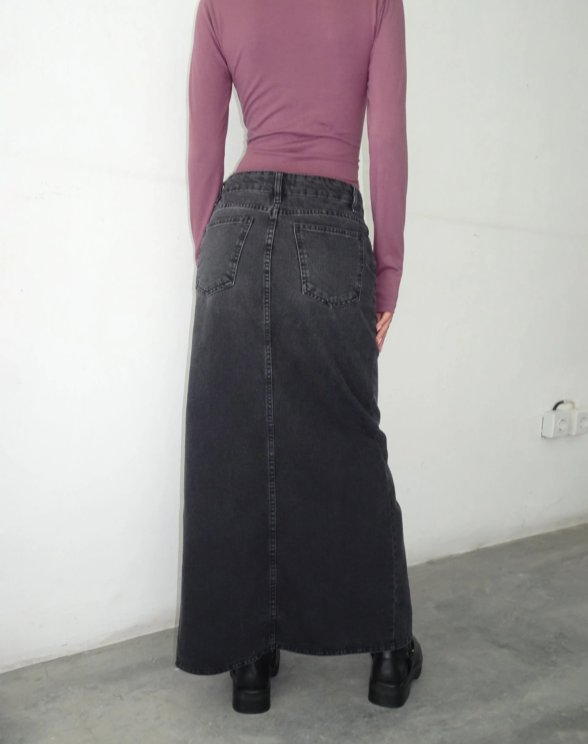 Low Rise Denim Maxi Skirt in Vintage Black - Image 5
