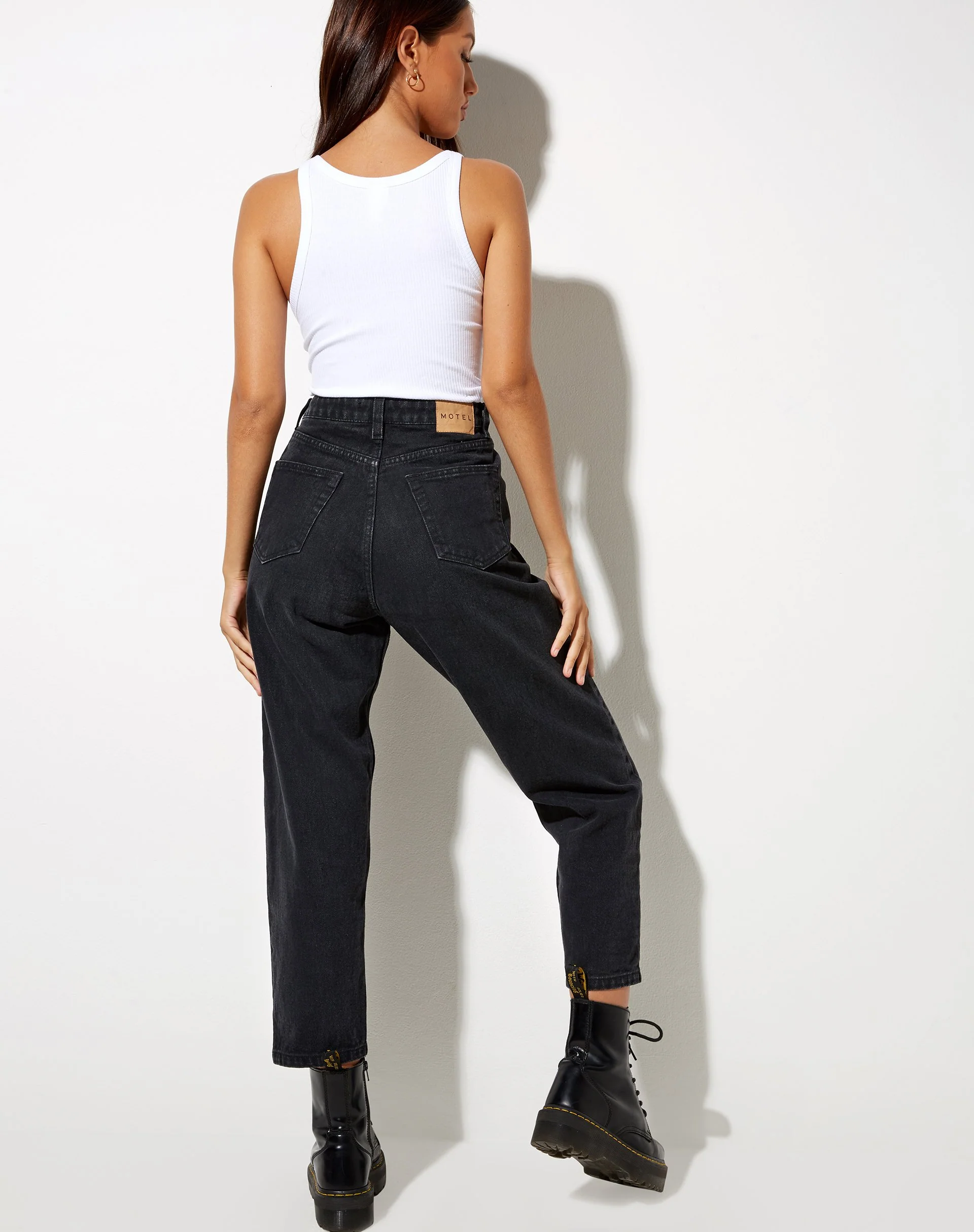 Mom Jeans in Black Wash - Image 2
